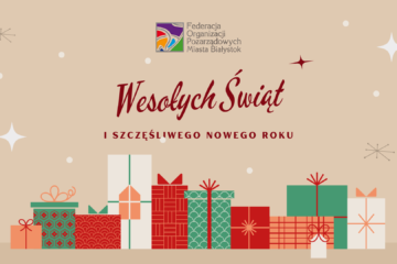 Grafika o charakterze okolicznościowym na beżowym tle. W górnej części znajduje się logo Federacji Organizacji Pozarządowych Miasta Białystok. Poniżej widnieje duży, ozdobny napis w kolorze ciemnoczerwonym: „Wesołych Świąt”, a pod nim mniejszym drukiem: „I SZCZĘŚLIWEGO NOWEGO ROKU”. Dolną krawędź obrazu wypełnia rząd różnorodnych prezentów w kolorach czerwonym, zielonym, białym i pomarańczowym, ozdobionych geometrycznymi wzorami i wstążkami. Tło uzupełniają delikatne białe kropki imitujące śnieg oraz minimalistyczne, stylizowane gwiazdki.