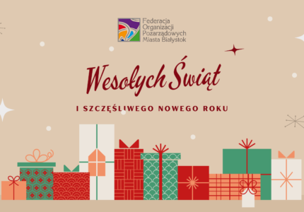 Grafika o charakterze okolicznościowym na beżowym tle. W górnej części znajduje się logo Federacji Organizacji Pozarządowych Miasta Białystok. Poniżej widnieje duży, ozdobny napis w kolorze ciemnoczerwonym: „Wesołych Świąt”, a pod nim mniejszym drukiem: „I SZCZĘŚLIWEGO NOWEGO ROKU”. Dolną krawędź obrazu wypełnia rząd różnorodnych prezentów w kolorach czerwonym, zielonym, białym i pomarańczowym, ozdobionych geometrycznymi wzorami i wstążkami. Tło uzupełniają delikatne białe kropki imitujące śnieg oraz minimalistyczne, stylizowane gwiazdki.